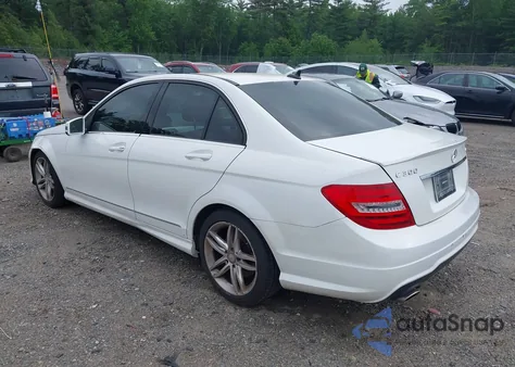 2014 Mercedes-Benz C 300 Luxury 4Matic/Sport 4Matic z USA, uszkodzony, nr VIN WDDGF8AB4EA947402